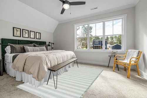 Safavieh Augustine Collection Area Rug - 6'4" x 9'6", Ivory & Green, Cotton Stripe Fringe Design, Non-Shedding & Easy Care, Ideal for High Traffic Areas in Living Room, Bedroom (AGT501Y) in Grey Traditional Bedroom with King Bed