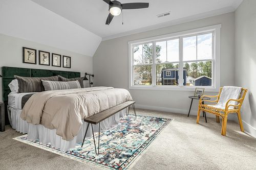 ‎Cream/Blue ‎Retro ‎Non shedding, Stain Resistant, Pet friendly ‎Living Room ‎Area Rug in Grey Traditional Bedroom with King Bed
