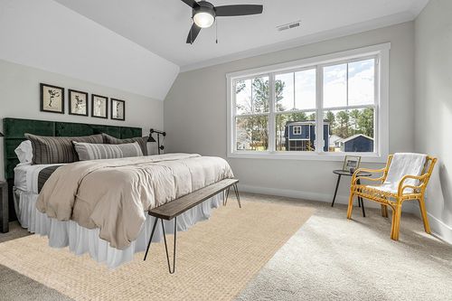 SAFAVIEH Natural Fiber Collection Area Rug - 9' x 12', Natural & Beige, Border Basketweave Seagrass Design, Easy Care, Ideal for High Traffic Areas in Living Room, Bedroom (NF114A) in Grey Traditional Bedroom with King Bed