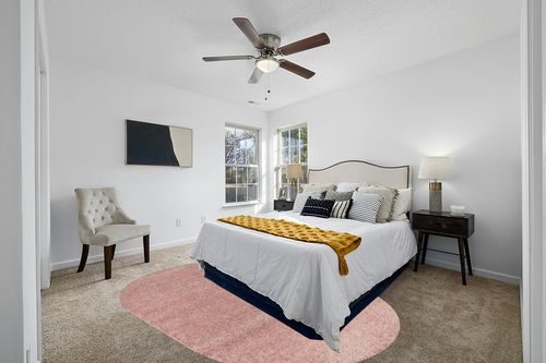 JONATHAN Y SEU100P-6OV Haze Solid Low-Pile Indoor Area Rug, Coastal, Bohemian, Minimalist, Classic, Casual for Bedroom,Kitchen,Living Room,Non Shedding,Easy-Washing, Pink, 6 X 9 Oval in White and Yellow Modern Bedroom