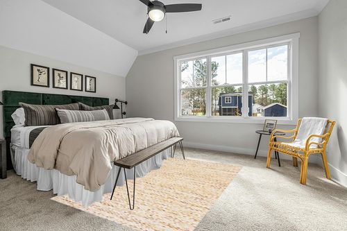 SAFAVIEH Marbella Collection Area Rug - 6' x 9', Yellow & Ivory, Handmade Wool, Ideal for High Traffic Areas in Living Room, Bedroom (MRB904D) in Grey Traditional Bedroom with King Bed