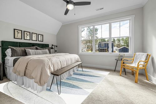 SAFAVIEH Hollywood Collection Area Rug - 9' x 12', Ivory & Blue, Mid-Century Modern Design, Non-Shedding & Easy Care, Ideal for High Traffic Areas in Living Room, Bedroom (HLW703A) in Grey Traditional Bedroom with King Bed