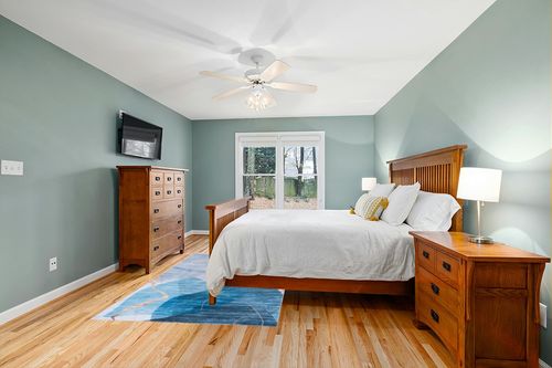 SAFAVIEH Tacoma Collection Area Rug - 5' x 8', Blue & Gold, Mid-Century Modern Design, Non-Shedding & Easy Care, Machine Washable Ideal for High Traffic Areas in Living Room, Bedroom (TAC836M) in Teal and Orange Wood Bedroom