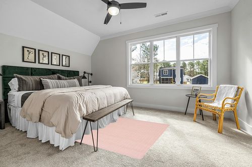 Safavieh 6'5" x 9'6" Terracotta/Ivory Hampton HTN-230 Area Rug in Grey Traditional Bedroom with King Bed