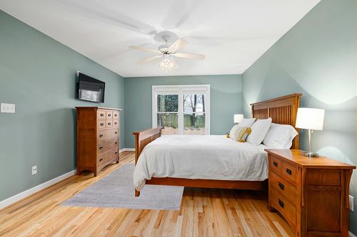 JONATHAN Y SEU100K-5 Haze Solid Low-Pile Indoor Area-Rug Casual Contemporary Solid Traditional Easy-Washing Bedroom Kitchen Living Room Non Shedding, 5 ft x 8 ft, Light Gray in Teal and Orange Wood Bedroom