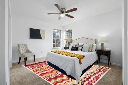 SAFAVIEH Wyndham Collection Area Rug - 8' x 10', Red & Multi, Handmade Modern Wool, Ideal for High Traffic Areas in Living Room, Bedroom (WYD317B) in White and Yellow Modern Bedroom