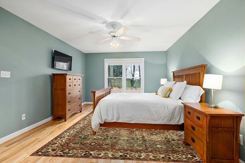 Loloi Magnolia Home by Joanna Gaines x Banks Brick/Ivory 8'-6" x 11'-6" Area Rug in Teal and Orange Wood Bedroom