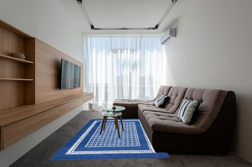 HomeRoots 6' X 9' Navy Blue Geometric Dhurrie Area Rug in Grey Living Room with Brown Couch