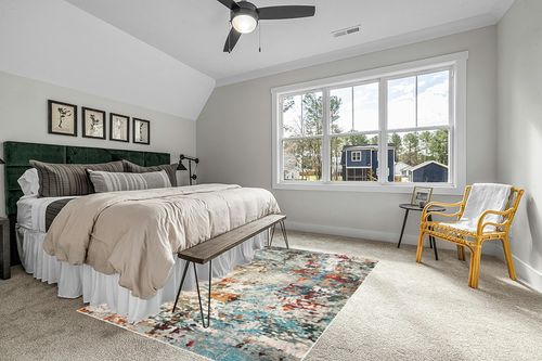 SAFAVIEH Madison Collection Area Rug - 6' x 9', Grey & Blue, Modern Abstract Design, Non-Shedding & Easy Care, Ideal for High Traffic Areas in Living Room, Bedroom (MAD471F) in Grey Traditional Bedroom with King Bed