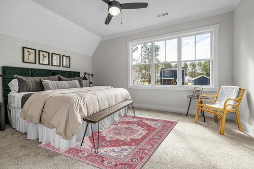 SAFAVIEH Tucson Collection Area Rug - 6' x 9', Red & Pink, Persian Design, Non-Shedding Machine Washable & Slip Resistant Ideal for High Traffic Areas in Living Room, Bedroom (TSN139R) in Grey Traditional Bedroom with King Bed