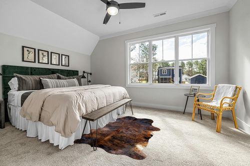 bonanza leathers Genuine Cowhide Rug Dark Brindle Size S/L/XL 5X6/6X7/7X8 FT (6x7) in Grey Traditional Bedroom with King Bed