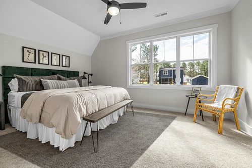 Rugs.com - Über Cozy Solid Shag Collection Rug – 9' x 12' Cloud Gray Shag Rug Perfect for Living Rooms, Large Dining Rooms, Open Floorplans in Grey Traditional Bedroom with King Bed