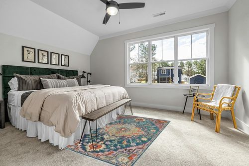 SAFAVIEH Crystal Collection Area Rug - 5' x 8', Teal & Rose, Medallion Distressed Design, Non-Shedding & Easy Care, Ideal for High Traffic Areas in Living Room, Bedroom (CRS501T) in Grey Traditional Bedroom with King Bed