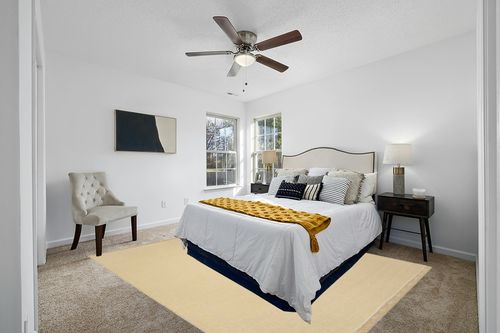 SAFAVIEH Montauk Collection Area Rug - 8' x 10', Ivory & Yellow, Handmade Flat Weave Boho Farmhouse Cotton Tassel Fringe, Ideal for High Traffic Areas in Living Room, Bedroom (MTK340E) in White and Yellow Modern Bedroom