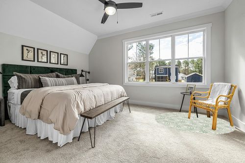 MARTHA STEWART Safavieh Collection by SAFAVIEH 6' x 6' Round Ivory/Green MSR3528Y Handmade Contemporary Area Rug in Grey Traditional Bedroom with King Bed