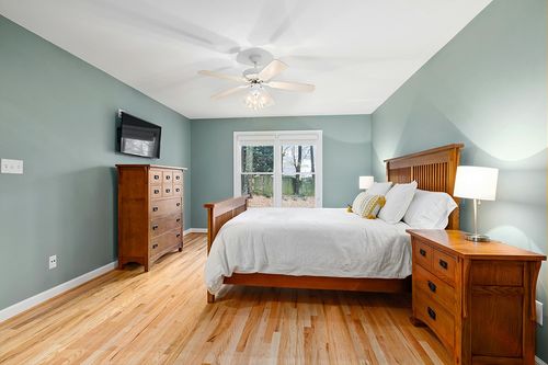 Unique Loom Solid Shag Collection Area Rug (9' x 12' Rectangle, Snow White) in Teal and Orange Wood Bedroom