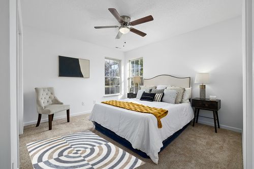 nuLOOM Modern Swirls Machine Washable Area Rug 4' x 6' in Blue in White and Yellow Modern Bedroom