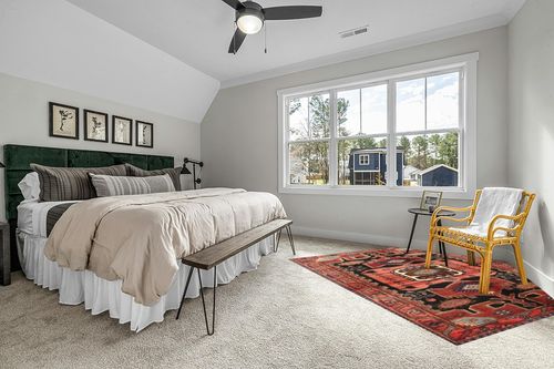 AHGLY Machine Washable Traditional Rust Pink Rug 8' Round in Grey Traditional Bedroom with King Bed