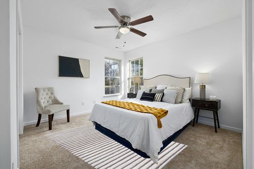 Benjara Azu 5 x 8 Handmade Medium Area Rug, Classic Stripes, Aqua, Ivory,White and Blue in White and Yellow Modern Bedroom