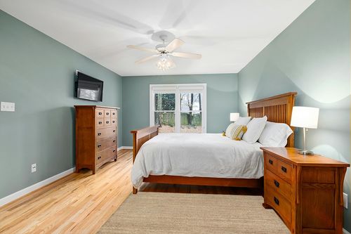 nuLOOM Elijah Farmhouse Seagrass Area Rug, 4x6, Black in Teal and Orange Wood Bedroom