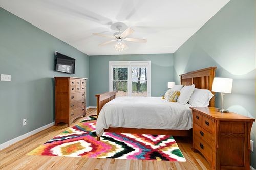nuLOOM Handmade Carnival Abbey Shaggy Area Rug, 7' 6" x 9' 6", Multi in Teal and Orange Wood Bedroom