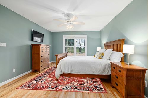 SAFAVIEH Charleston Collection Area Rug - 8' x 10', Red & Ivory, Oriental Distressed Design, Non-Shedding & Easy Care, Ideal for High Traffic Areas in Living Room, Bedroom (CHL411Q) in Teal and Orange Wood Bedroom