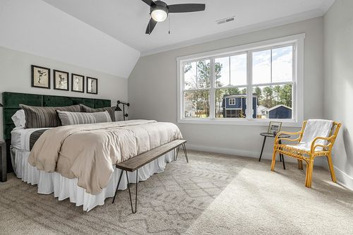 SAFAVIEH Arizona Shag Collection Area Rug - 9' x 12', Ivory & Beige, Moroccan Design, Non-Shedding & Easy Care, 1.6-inch Thick Ideal for High Traffic Areas in Living Room, Bedroom (ASG741A) in Grey Traditional Bedroom with King Bed