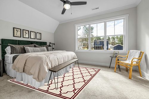 SAFAVIEH Amherst Collection Area Rug - 8' x 10', Ivory & Red, Trellis Design, Non-Shedding & Easy Care, Ideal for High Traffic Areas in Living Room, Bedroom (AMT414H) in Grey Traditional Bedroom with King Bed