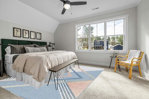 Safavieh Sarasota Collection Area Rug - 9' x 12', Blue & Light Green, Mid-Century Modern Design, Non-Shedding & Easy Care, Indoor/Outdoor & Washable-Ideal for Patio, Backyard, Mudroom (SAR102J) in Grey Traditional Bedroom with King Bed