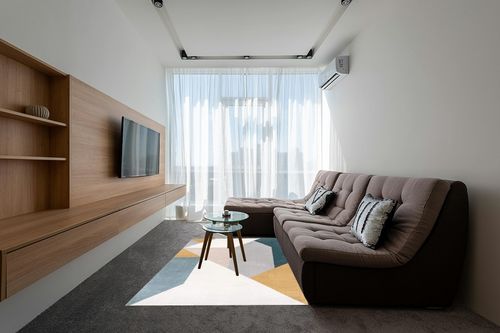 nuLOOM Raegan Modern Abstract Area Rug, 5x8, Light Grey in Grey Living Room with Brown Couch