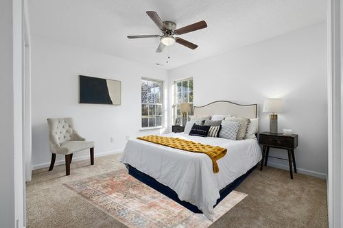 Loloi Rugs Loren 5' x 7'6" Hand Knotted Rug in Terracotta and Blue in White and Yellow Modern Bedroom