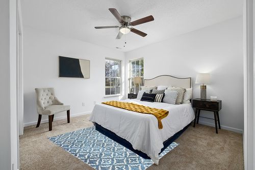 Linon Painterly Holmes Printed Lux Soft Faux Rabbit 5' X 7' Area Rug in Blue and White in White and Yellow Modern Bedroom