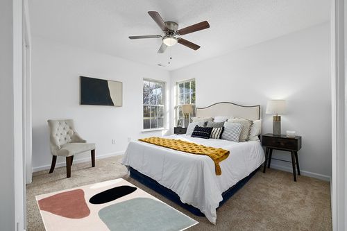 SAFAVIEH Fifth Avenue Collection 4' x 6' Beige / Black FTV119B Handmade Mid-Century Modern Abstract Wool Area Rug in White and Yellow Modern Bedroom
