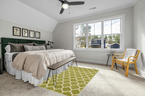 Unique Loom Trellis Collection Area Rug - Philadelphia (5' 1" x 8' Rectangle, Light Green/ Beige) in Grey Traditional Bedroom with King Bed
