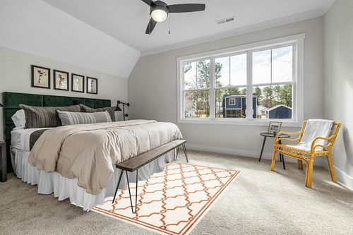 SAFAVIEH Amherst Collection Area Rug - 5'3" x 8', Beige & Orange, Trellis Design, Non-Shedding & Easy Care, Ideal for High Traffic Areas in Living Room, Bedroom (AMT414F) in Grey Traditional Bedroom with King Bed