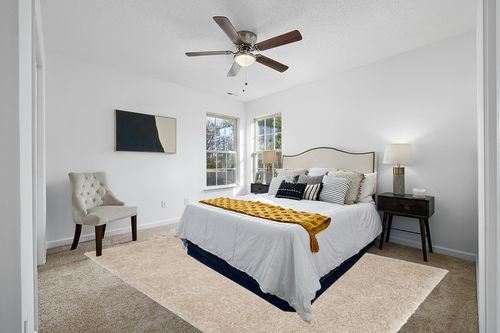 nuLOOM Neva Modern Tasseled Shag Area Rug, 7' 10" x 10' 10", Beige in White and Yellow Modern Bedroom