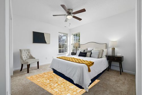 Well Woven Della Gold Vintage Medallion Pattern Area Rug (5'3" x 7'2") in White and Yellow Modern Bedroom