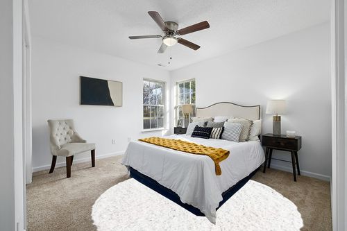 White 8 Ft Round  Shag Rug in White and Yellow Modern Bedroom