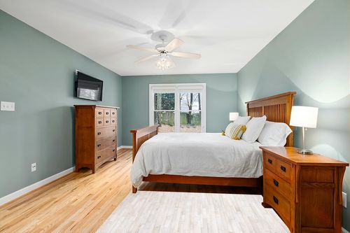 SAFAVIEH Studio Leather Collection 4' x 6' Ivory / Light Grey STL804A Handmade Mid-Century Modern Leather Area Rug in Teal and Orange Wood Bedroom