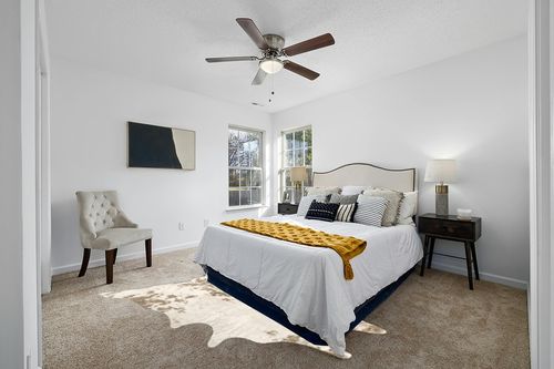 nuLOOM Marcia Machine Washable Faux Cowhide Area Rug, 5' 9" x 7' 7", Off White in White and Yellow Modern Bedroom