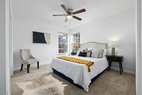 Loloi II Bryce Collection BZ-07 Pewter/Gold, Contemporary 3'-10" x 5' Accent Rug in White and Yellow Modern Bedroom