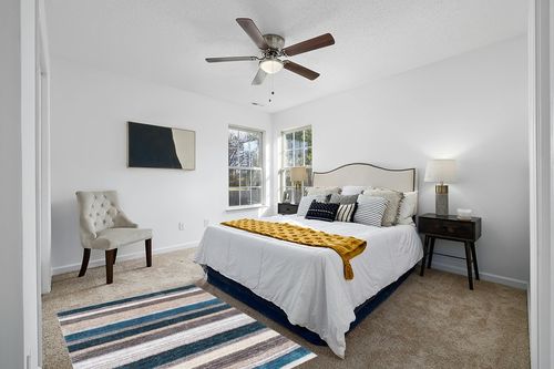 nuLOOM Drey Striped Shag Area Rug, 4' x 6', Blue Multi in White and Yellow Modern Bedroom