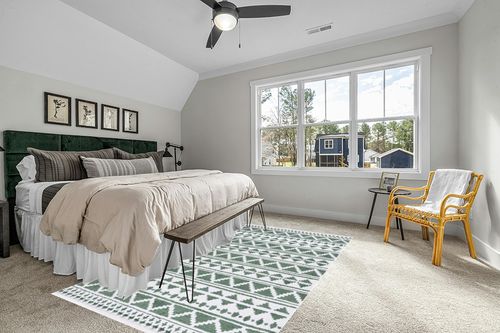 Safavieh Augustine Collection Area Rug - 6'4" x 9'6", Green & Ivory, Moroccan Boho Rustic Fringe Design, Non-Shedding & Easy Care, Ideal for High Traffic Areas in Living Room, Bedroom (AGT847Y) in Grey Traditional Bedroom with King Bed