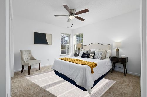 SAFAVIEH Striped Kilim Collection 6' x 9' Ivory/Grey STK519A Handmade Flatweave Cotton Area Rug in White and Yellow Modern Bedroom