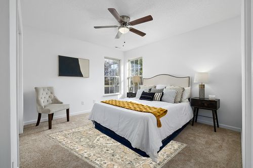 Safavieh Aspen Collection 5' x 8' Moss/Ivory APN601W Handmade Traditional Wool Area Rug in White and Yellow Modern Bedroom