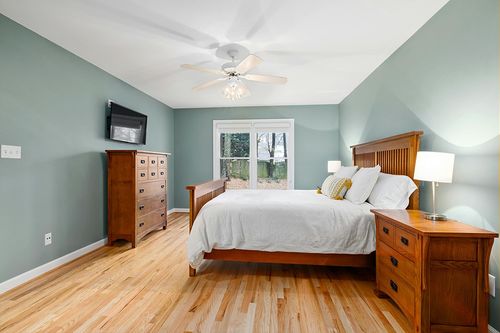 Mark&Day Area Rugs, 5x7 Staveley Bohemian/Global Beige Area Rug, Cream/White Carpet for Living Room, Bedroom or Kitchen (5' x 7'6") in Teal and Orange Wood Bedroom