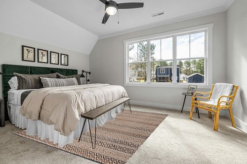 SAFAVIEH Natural Fiber Collection Area Rug - 8' x 10', Black & Natural, Flat Weave Farmhouse Geometric Jute Design, Ideal for High Traffic Areas in Living Room, Bedroom (NF379Z) in Grey Traditional Bedroom with King Bed