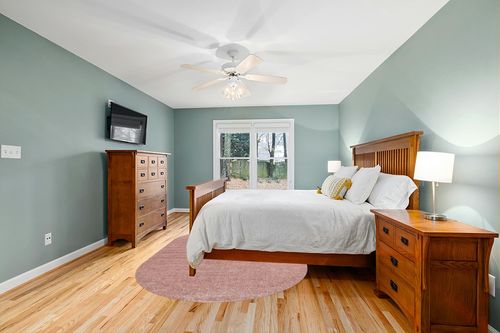 JONATHAN Y SEU100P-6OV Haze Solid Low-Pile Indoor Area Rug, Coastal, Bohemian, Minimalist, Classic, Casual for Bedroom,Kitchen,Living Room,Non Shedding,Easy-Washing, Pink, 6 X 9 Oval in Teal and Orange Wood Bedroom