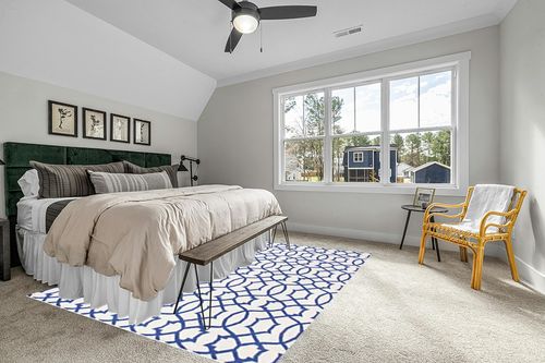 SAFAVIEH Dhurries Collection 8' x 10' Ivory / Purple DHU753B Handmade Flatweave Premium Wool Area Rug in Grey Traditional Bedroom with King Bed