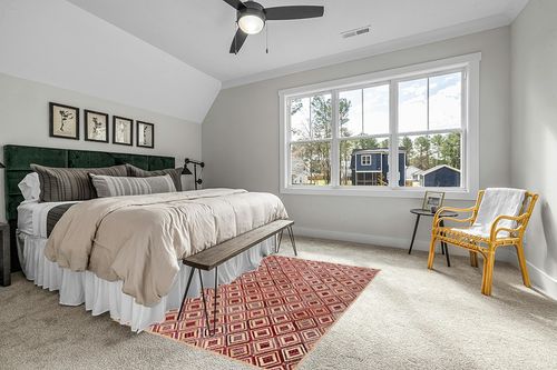 SAFAVIEH Cape Cod Collection Area Rug - 5' x 8', Natural & Red, Handmade Flat Weave Diamond Braided Jute & Denim, Ideal for High Traffic Areas in Living Room, Bedroom (CAP354B) in Grey Traditional Bedroom with King Bed